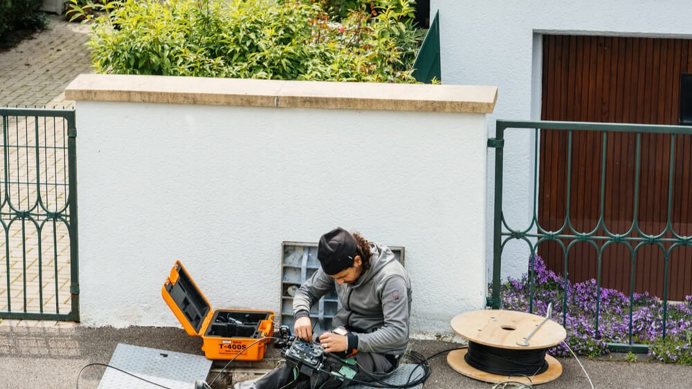 technicien tire fibre optique lyon