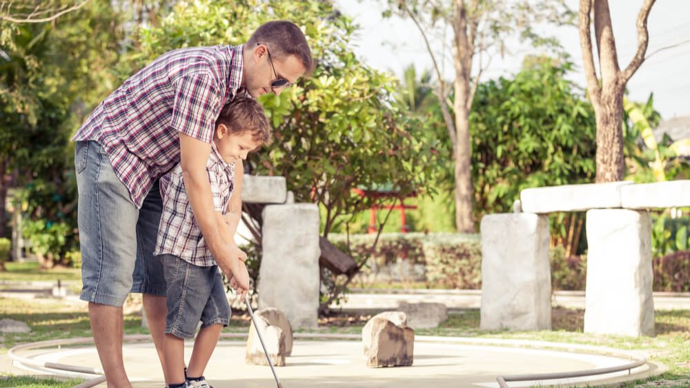 pere enfant jouent mini golf exterieur lyon