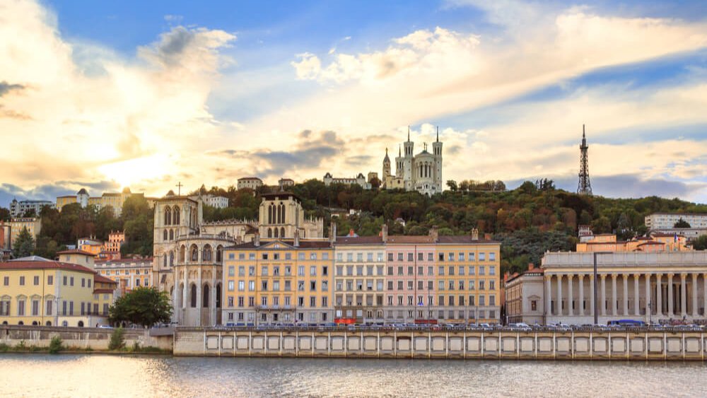coucher soleil sur vieux lyon et cathedrale fourviere