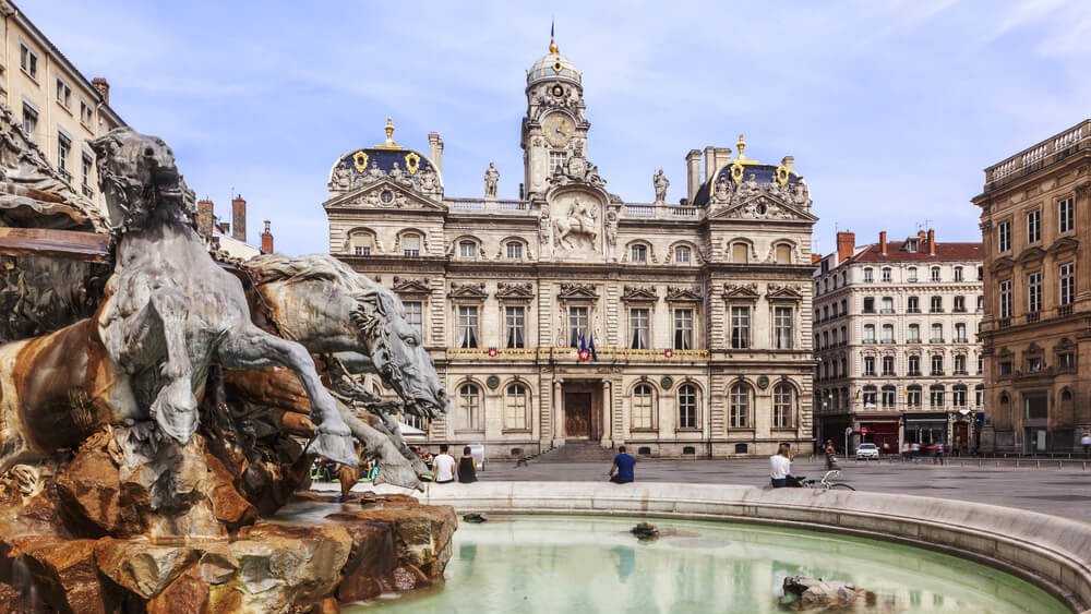 vue hotel ville fontaine bartholdi place des terreaux lyon