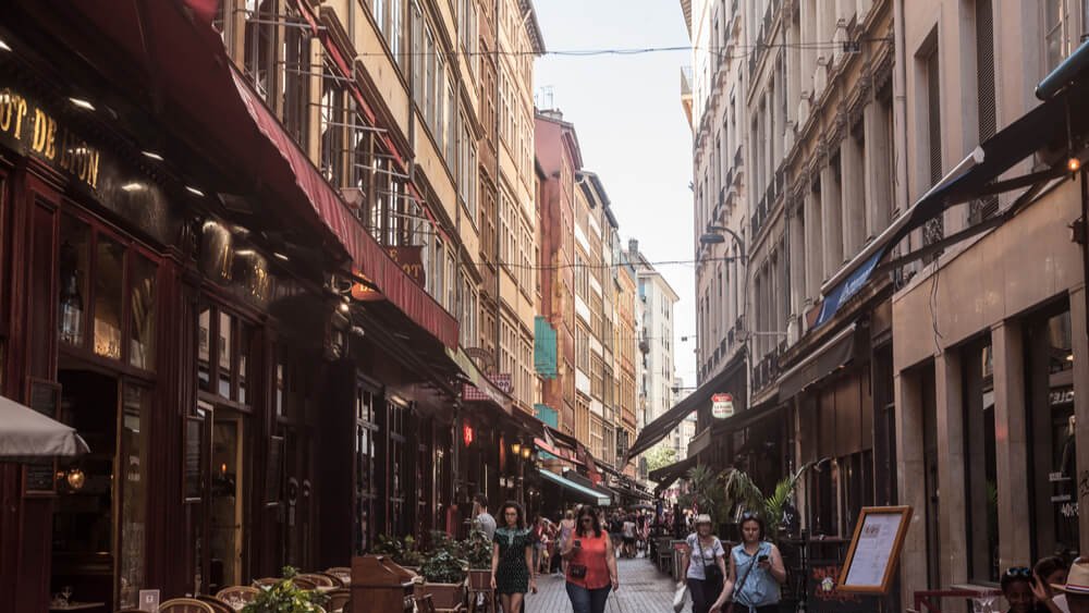 rue commercante du vieux lyon