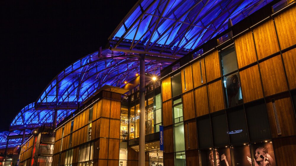 facade centre commercial lyon confluence eclairee nuit