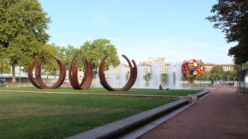 sculptures et fontaines place antonin poncet lyon