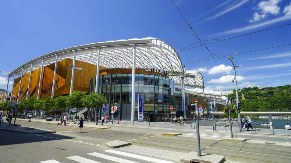 tramway devan centre commercial lyon confluence