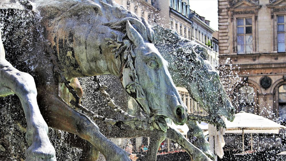details sculptures fontaine bartholdi lyon