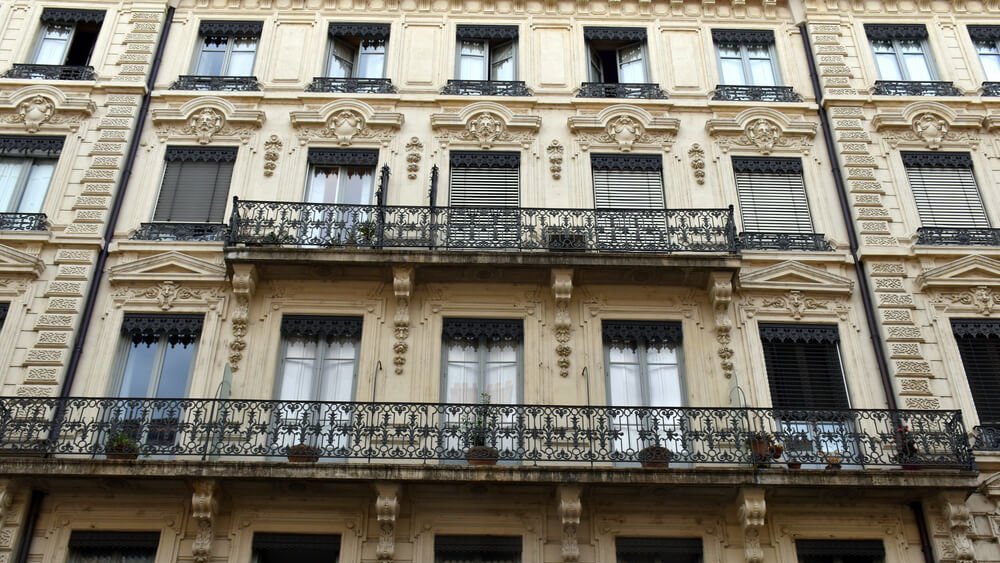 facade immeuble jalousies lyonnaises lambrequin