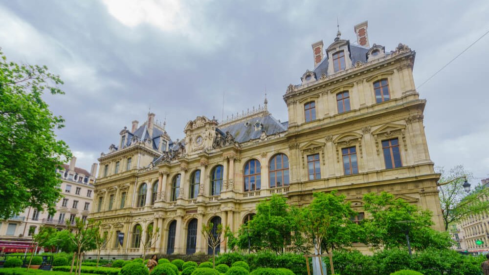 place vegetalisee devant palais bourse lyon