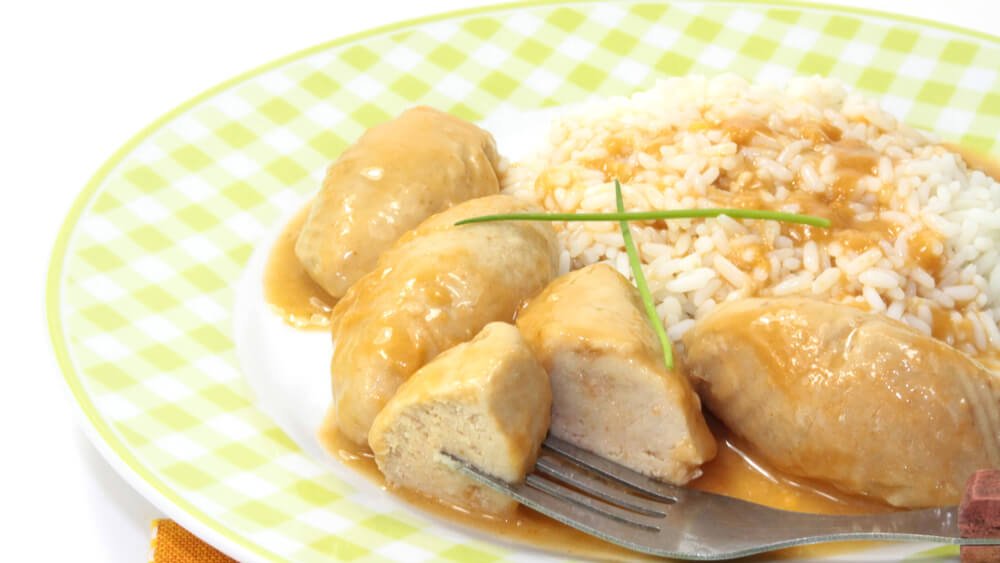 assiette quenelles en sauce avec riz