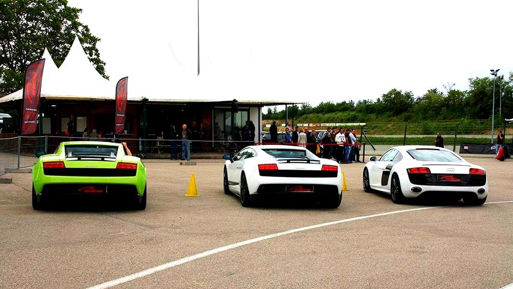 les voitures en course sur le circuit saint laurent de mure a lyon