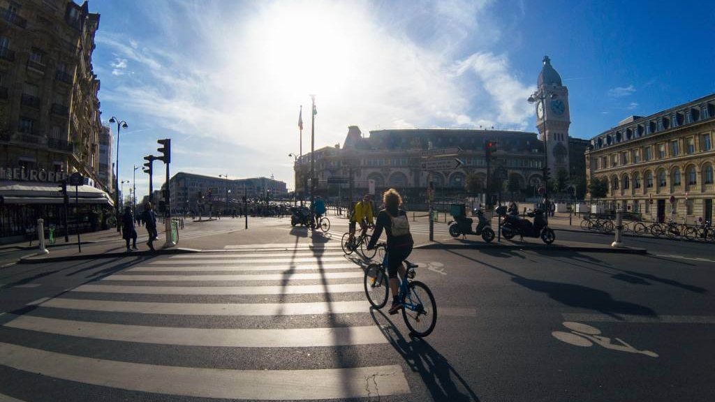 un cycliste traverse un_passage pieton dans le centre de lyon