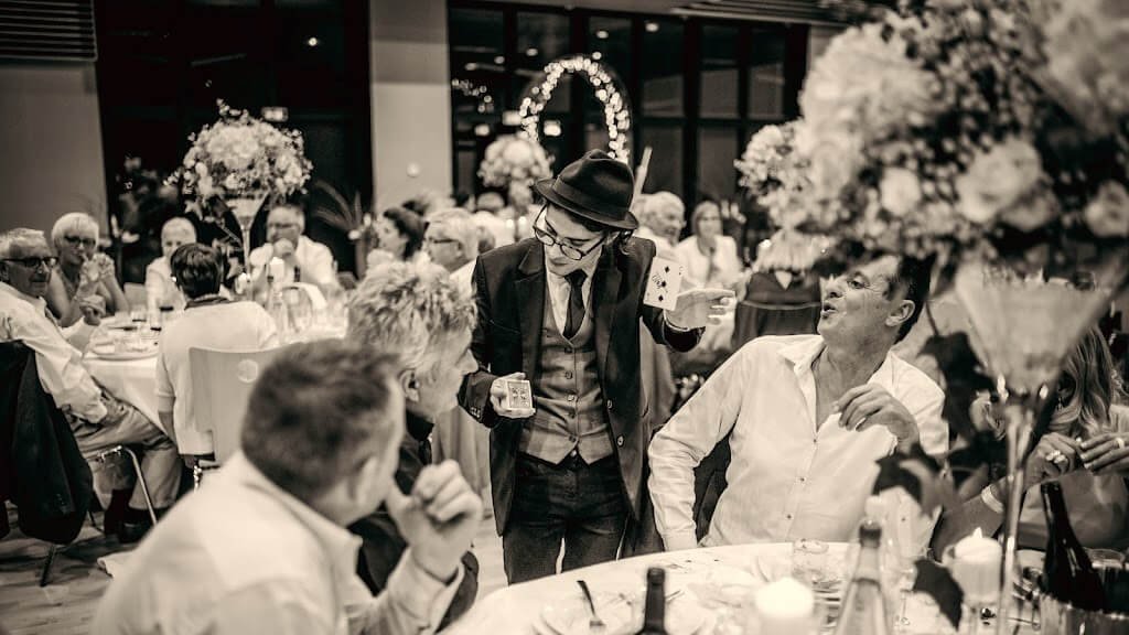 le magicien lou malaurant realise un tour de close up lors d un mariage a lyon