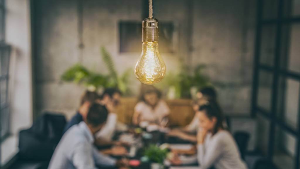 groupe de travail realisant un bilan de competences collaboratif a lyon