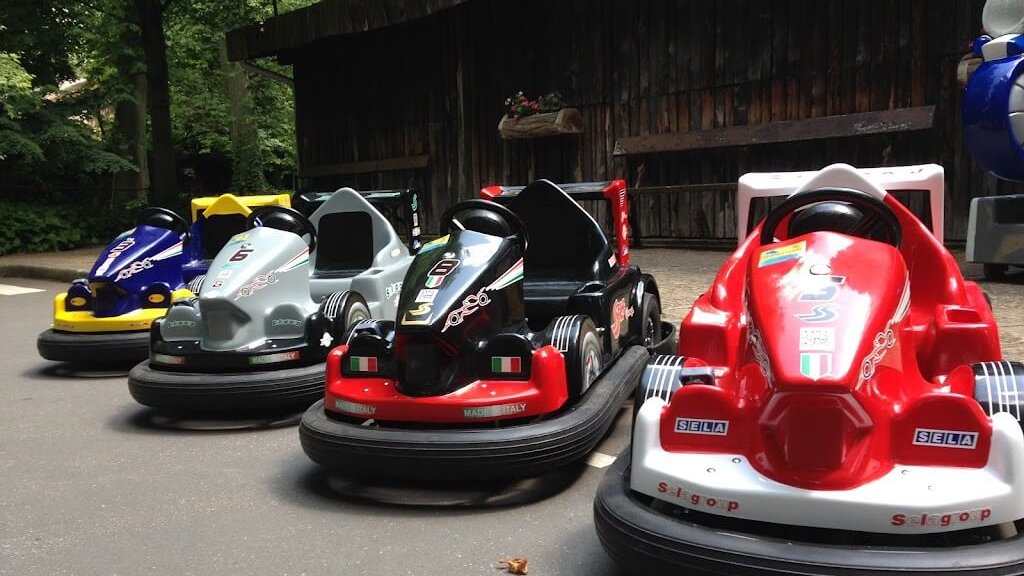 les vehicules electriques du mini karting du parc de la tete or