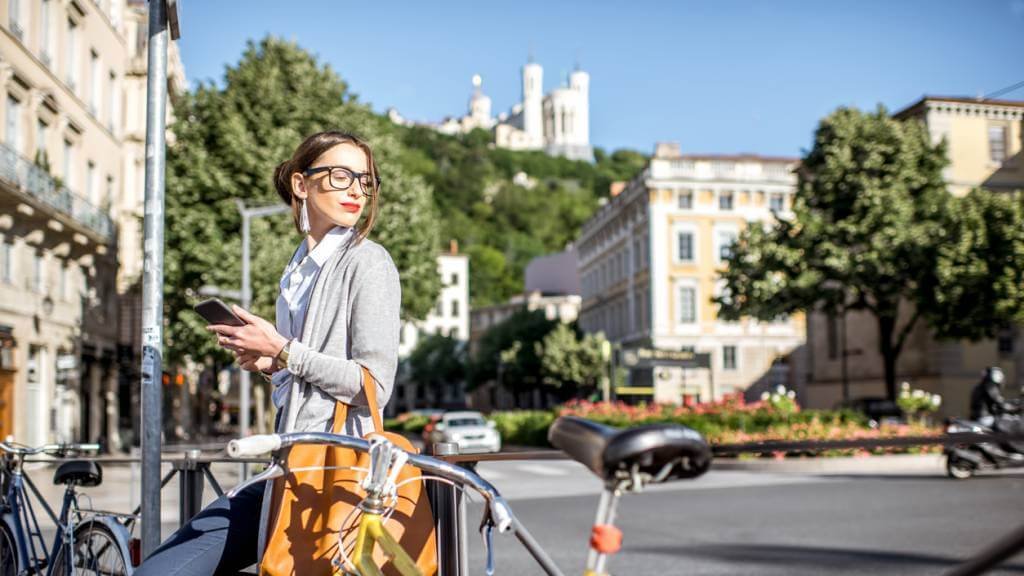 une bicyclette jaune dans le centre ville de lyon