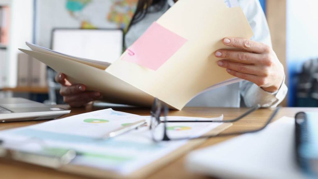 une fonctionnaire etudiant un dossier inscription a unemutuelle de la fonction publique locale