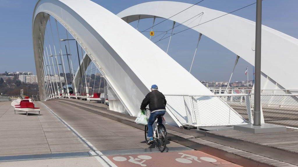 voie reservee aux velos sur le pont raymond barre a lyon