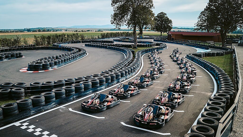 ligne de depart sur piste de karting exterieure de kart origins a corbas