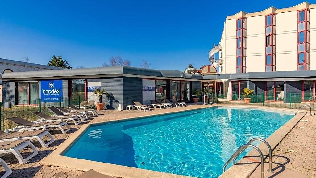 piscine exterieure dans l hotel mercure l lisle d abeau