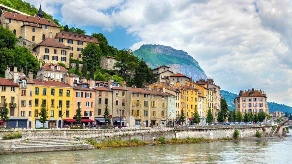 jolies maisons colorees sur les berges du rhone a lyon