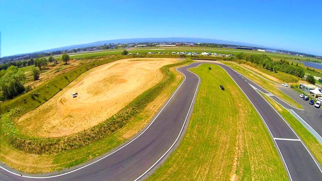 une partie de la piste du circuit d andrezieux boutheon a lyon