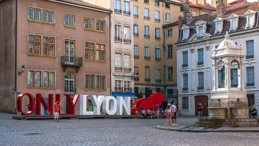 sculptures lettres office tourisme only lyon place saint jean