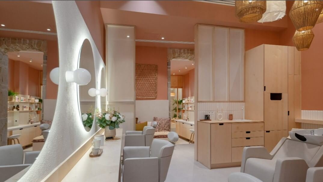 interieur cosy du salon de coiffure pour cheveux boucles la belle boucle a lyon