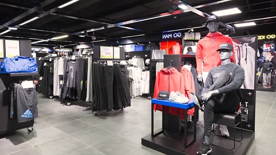 rayon vetements de sport et streetwear au go sport centre commercial carre de soie a vaulx en velin