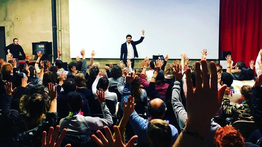 spectacle en salle avec le magicien mentaliste mathieu grant