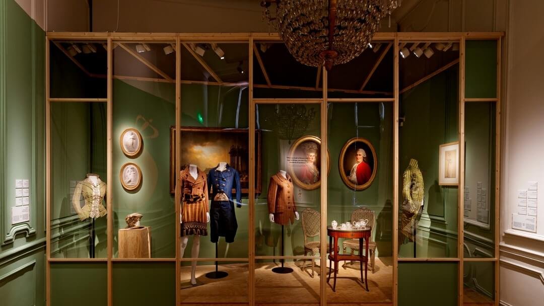 scenographie de costumes epoque dans le musee des tissus et des arts decoratifs de lyon