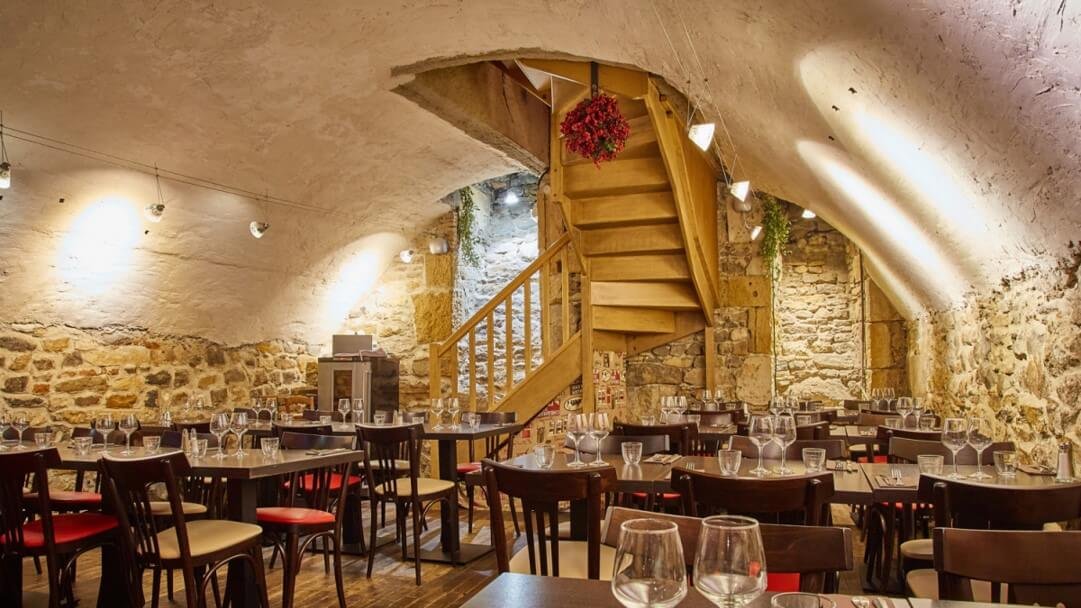 salle interieur dans une cave voutee du bouchon lyonnais chez grand mere