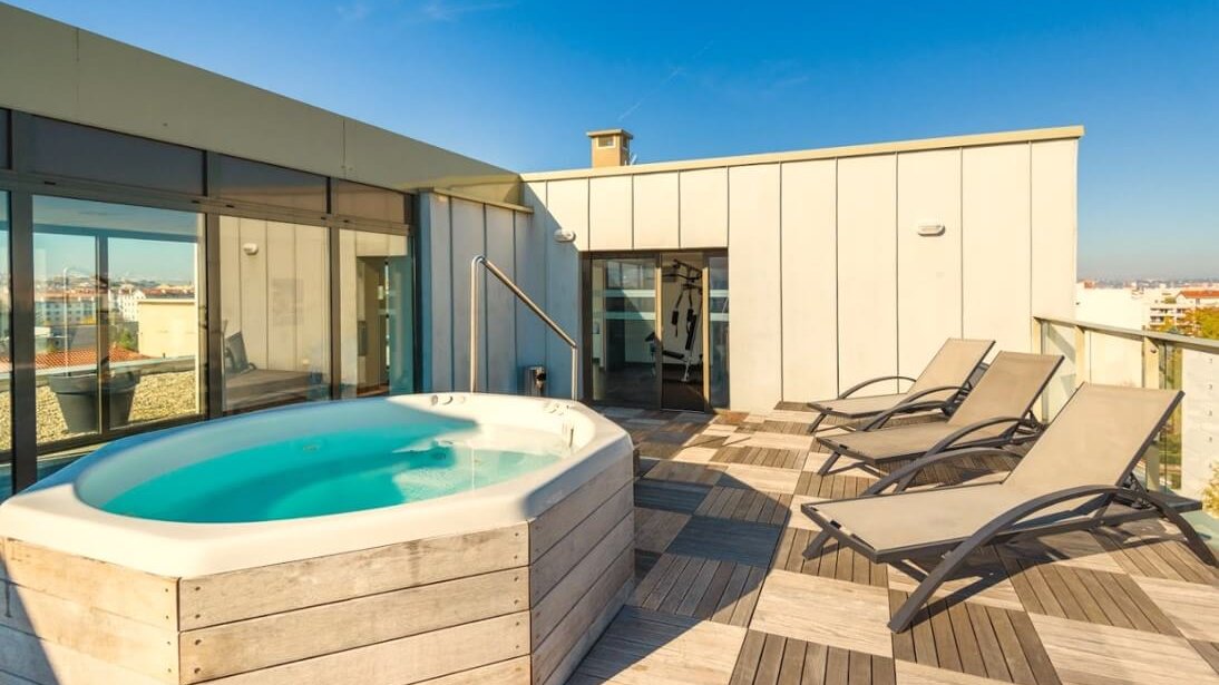 jacuzzi sur toit terrasse dans l espace fitness de la residence lagrande appart hotel de lyon lumiere