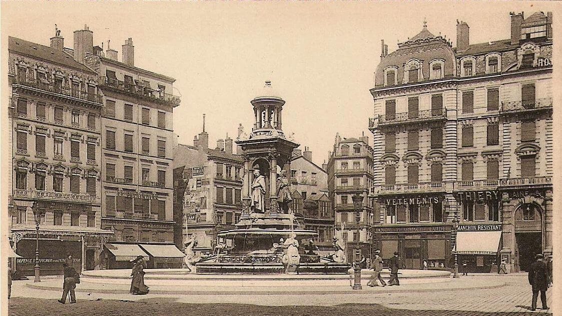carte postale de la place des jacobins a lyon dans les annees 1900