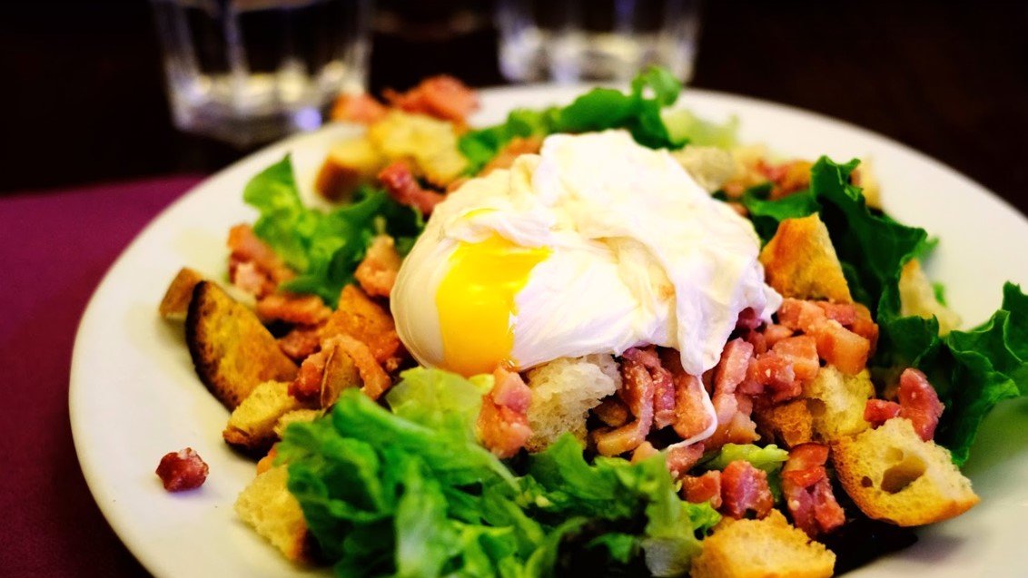 salade lyonnaise oeuf poche lardons croutons