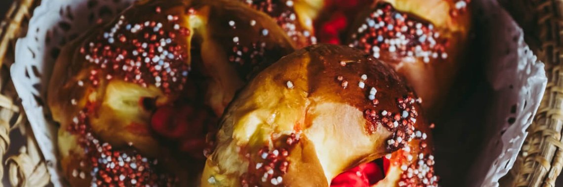 brioche aux pralines saint genix presentee dans un panier en osier