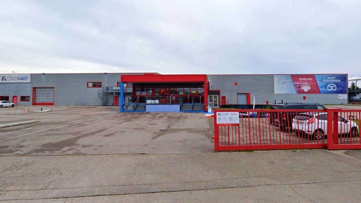 devanture et parking onlybowling lyon la cotiere