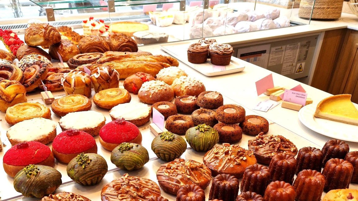 Pâtisseries françaises alléchantes en vitrine
