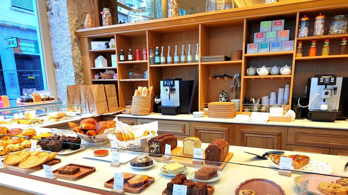 Vitrine gourmande de pâtisseries et viennoiseries