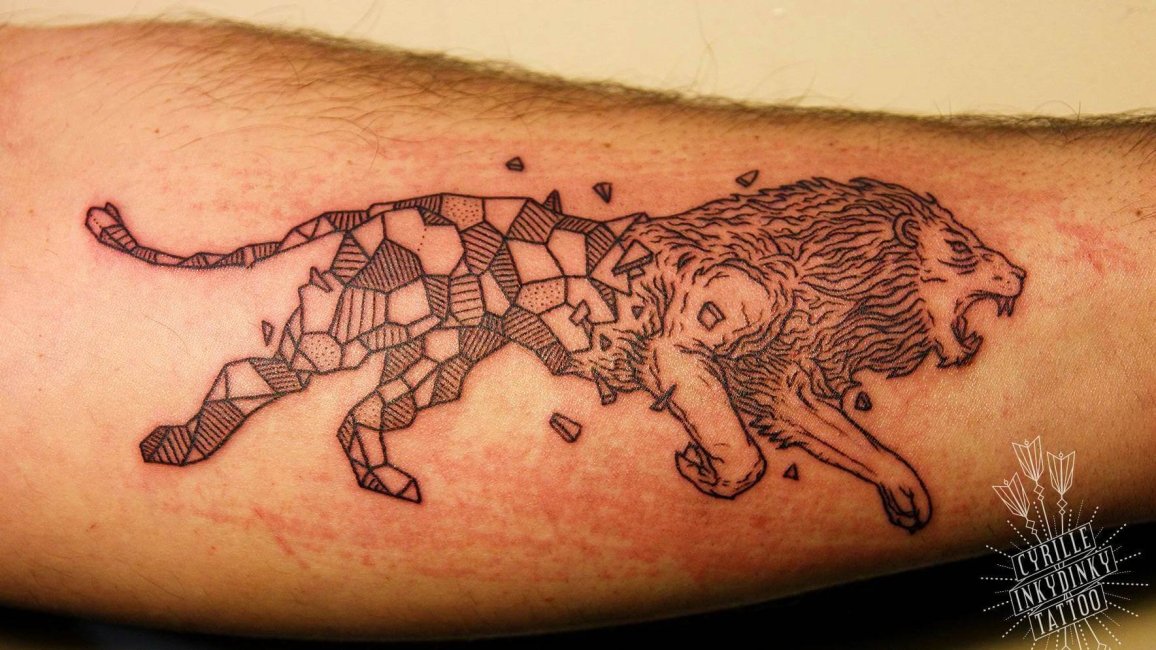 tatouage lion geometrique realise par inky dinky tattoo a lyon