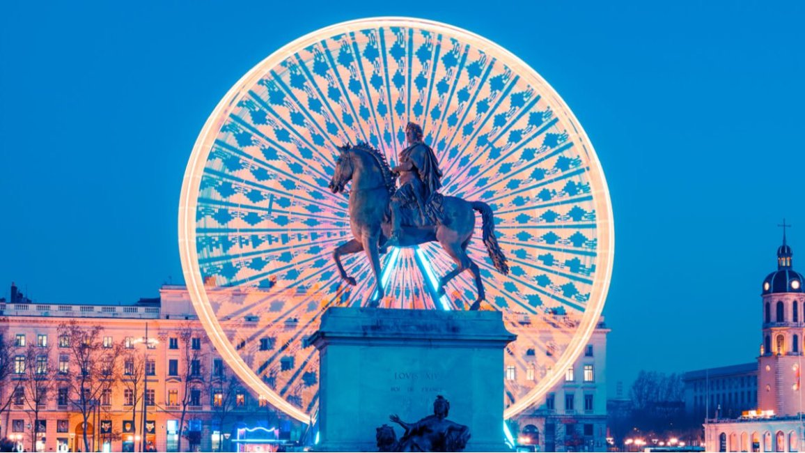 statue de louis xiv devant la grande roue de la place bellecour