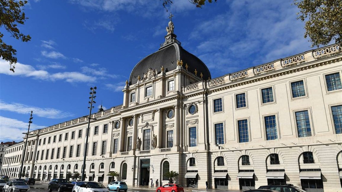 trafic dans le centre de lyon devant un monument historique