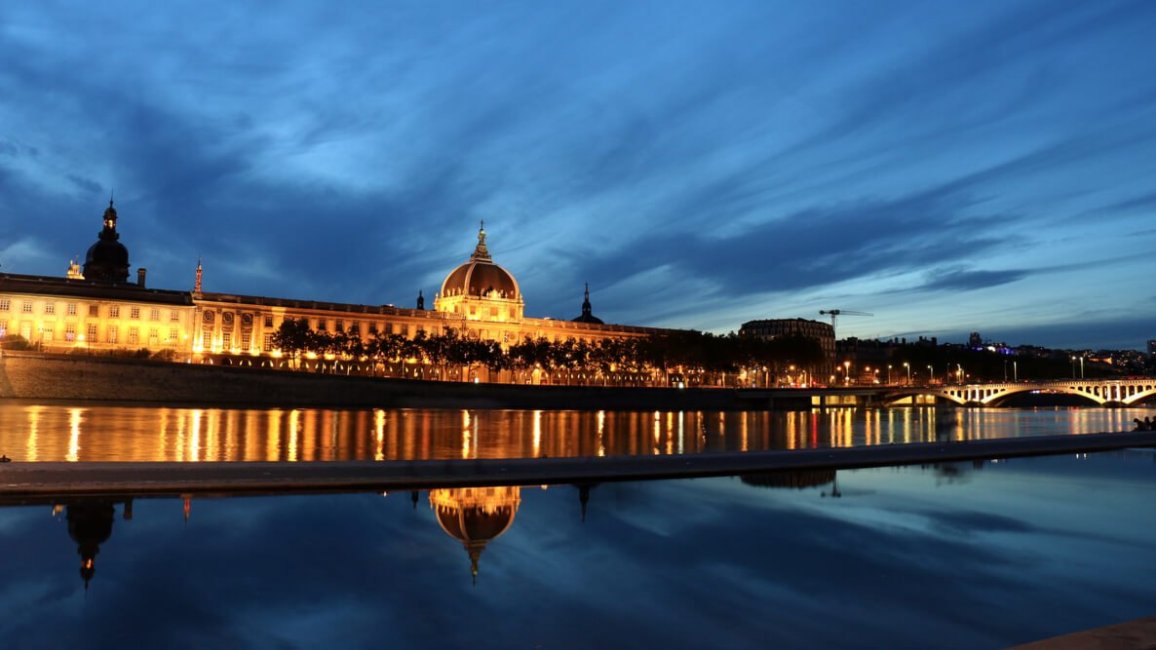 le grand hotel dieu a lyon illumine la nuit