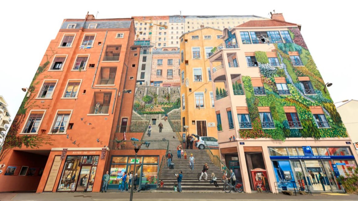 vue ensemble de la fresque du mur des canuts a lyon