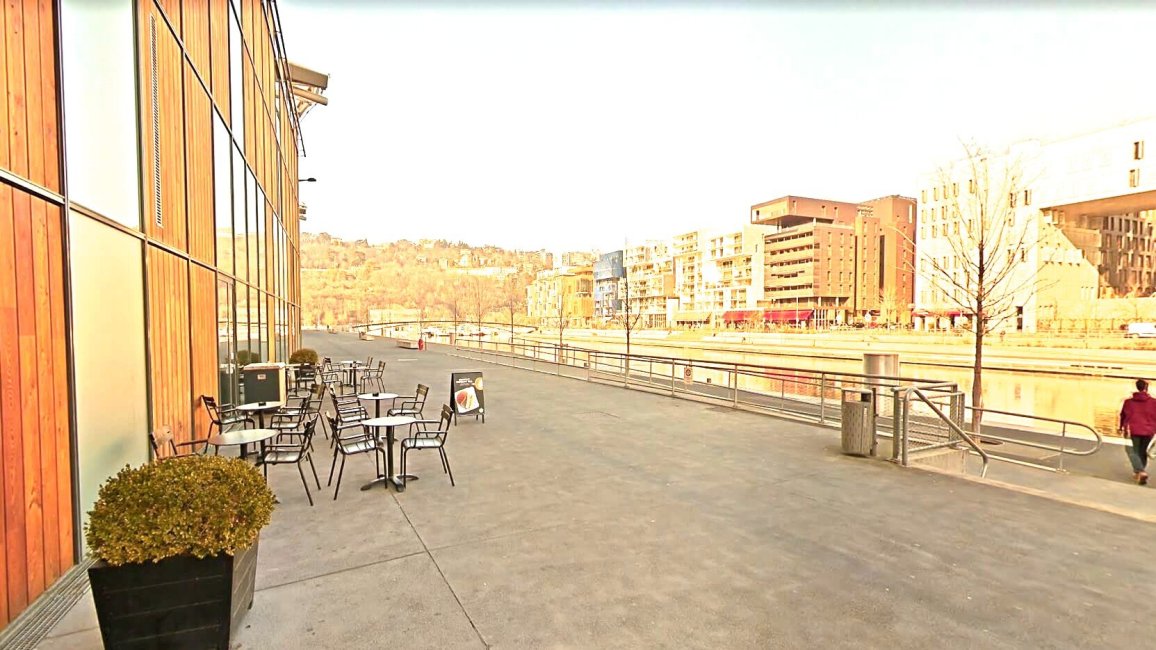 terrasse port plaisance starbucks centre commercial lyon confluence