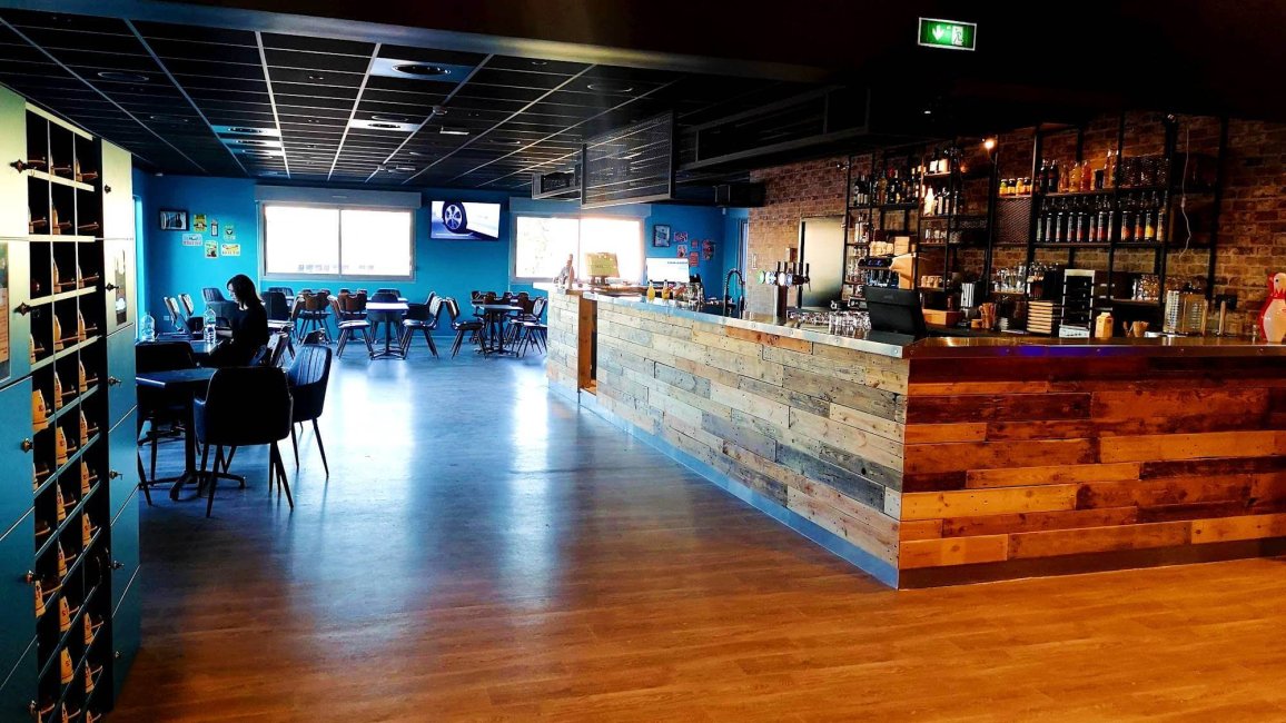 bar et hall d entree du bowling exalto a lyon