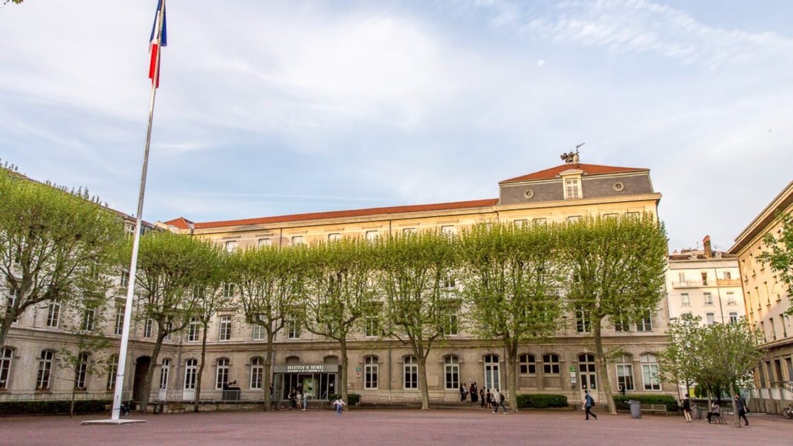 entree du chrd de lyon depuis la cour du centre berthelot