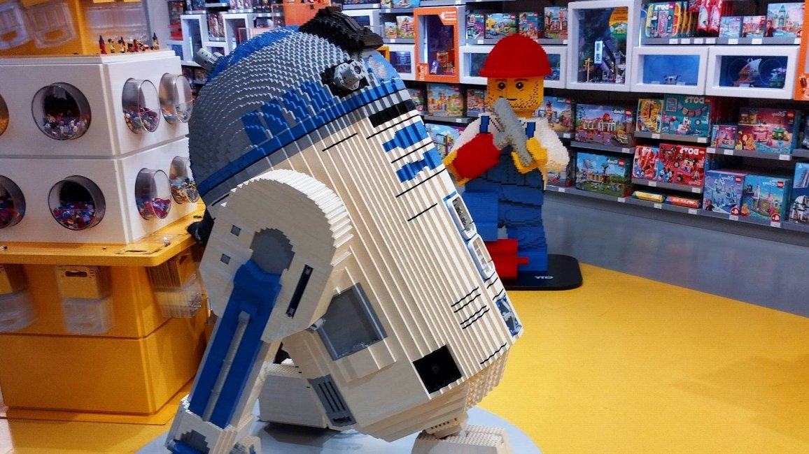 droide en lego expose au lego store au centre commercial westfield a lyon