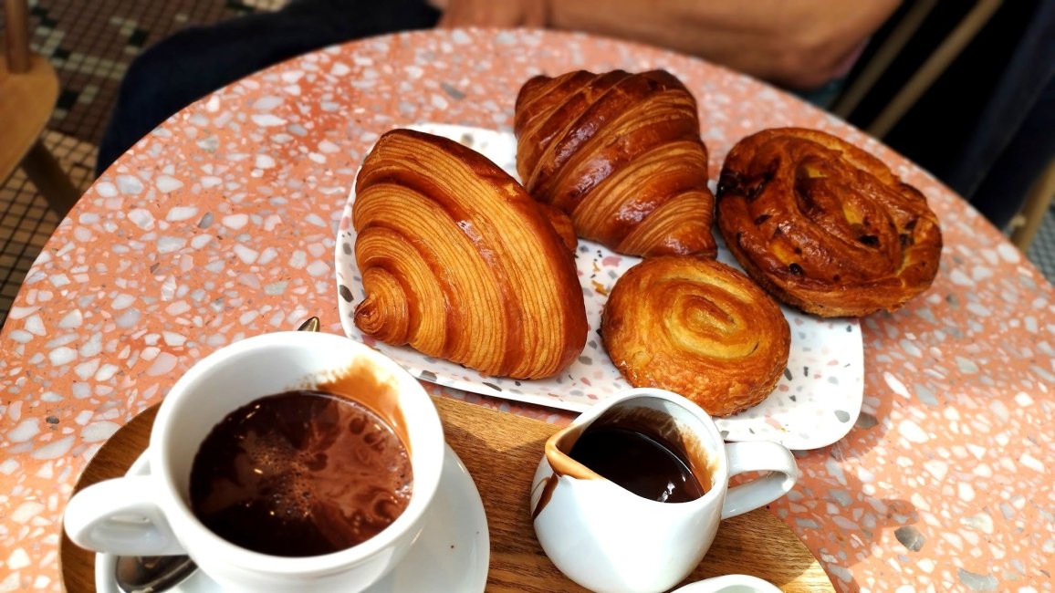 Petit-déjeuner parisien typique sur table en terrazzo