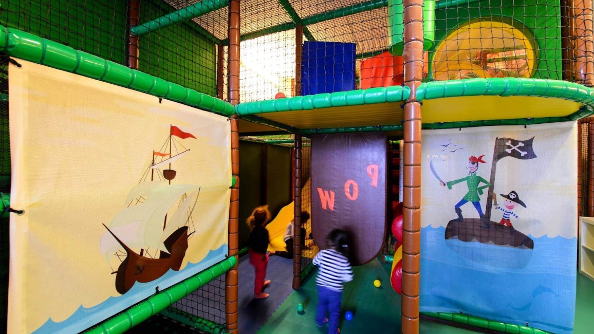 aire de jeu pour enfants a la salle d escalade climb up lyon confluence
