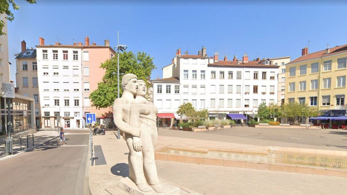 statue le chant des canuts place des tapis lyon