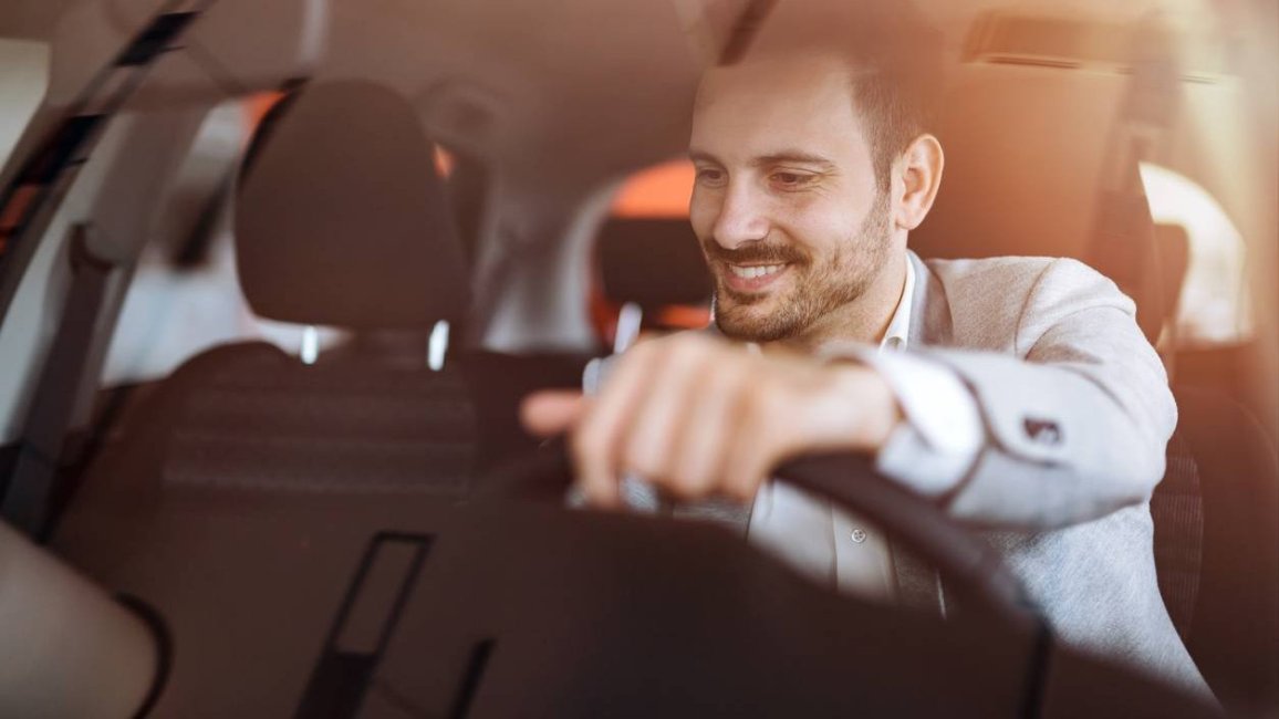 homme au volant voiture